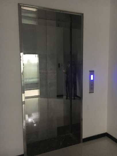 火災(zāi)發(fā)生時，電梯的電源切斷及報警聯(lián)